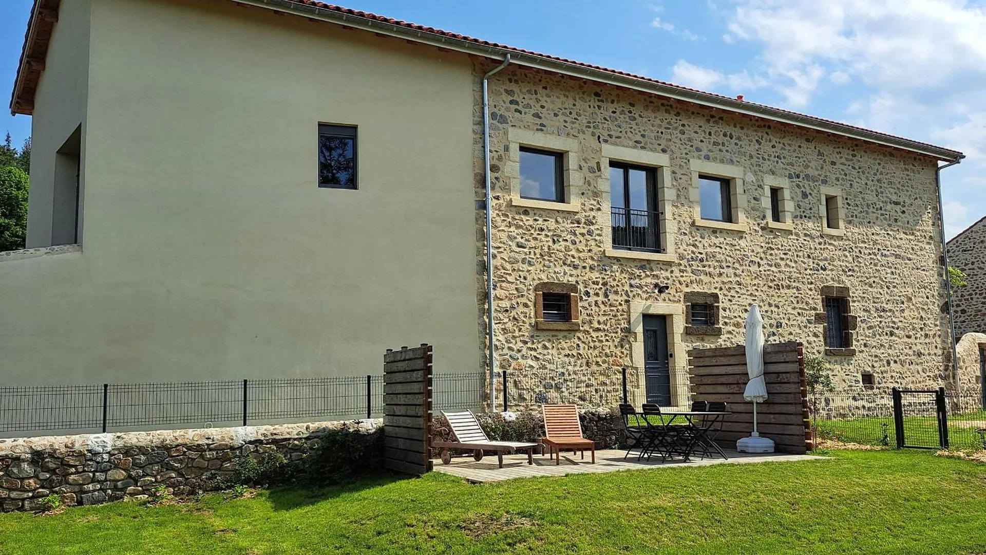 Holiday home Gite Renove Avec Charme, Cour Privee, Proche Puy-En-Velay Et Tresors De La Haute-Loire - Fr-1-582-473 Le Monteil